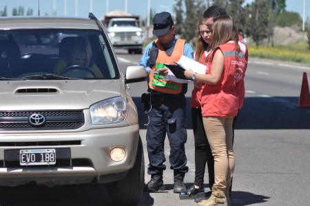 Lujan, Mendoza 7 octubre 2014 ATM Agentes de ATM realizaron mega operativo controtando deudas en impuestos, en calle azcuenaga y acceso sur, Lujan