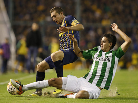 ROSARIO, ARGENTINA - MAY 12:  Marco Ruben of Rosario Central battles for the ball with Felipe Aguilar of Atletico Nacional during a first leg match between Rosario Central and Atletico Nacional as part of quarter finals of Copa Bridgestone Libertadores 2016 at Gigante de Arroyito Stadium on May 12, 2016 in Rosario, Argentina. (Photo by Gabriel Rossi/LatinContent/Getty Images)